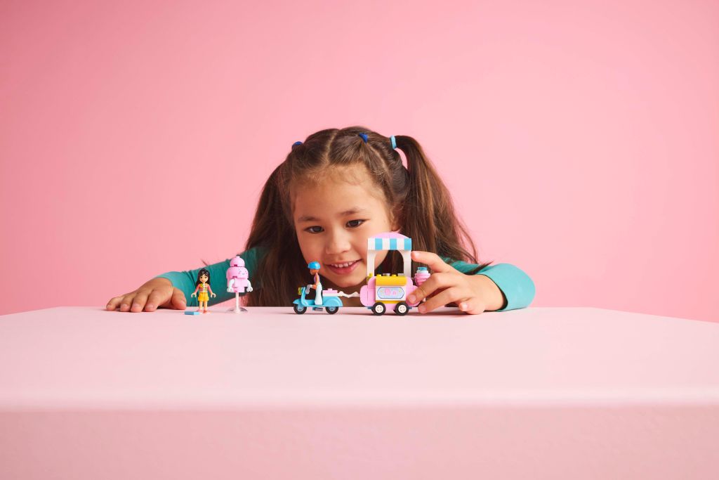 LEGO Friends 42643 : Le Stand de Barbes à Papa et Scooter