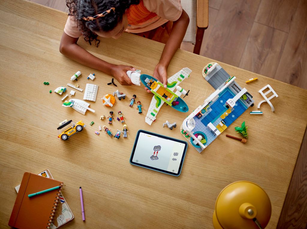 construction LEGO Friends 42656 : L’Aéroport et l’Avion de Heartlake City