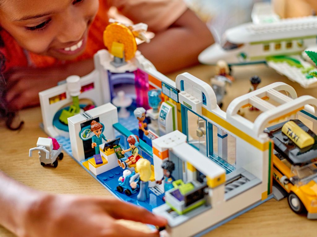 détails LEGO Friends 42656 : L’Aéroport et l’Avion de Heartlake City