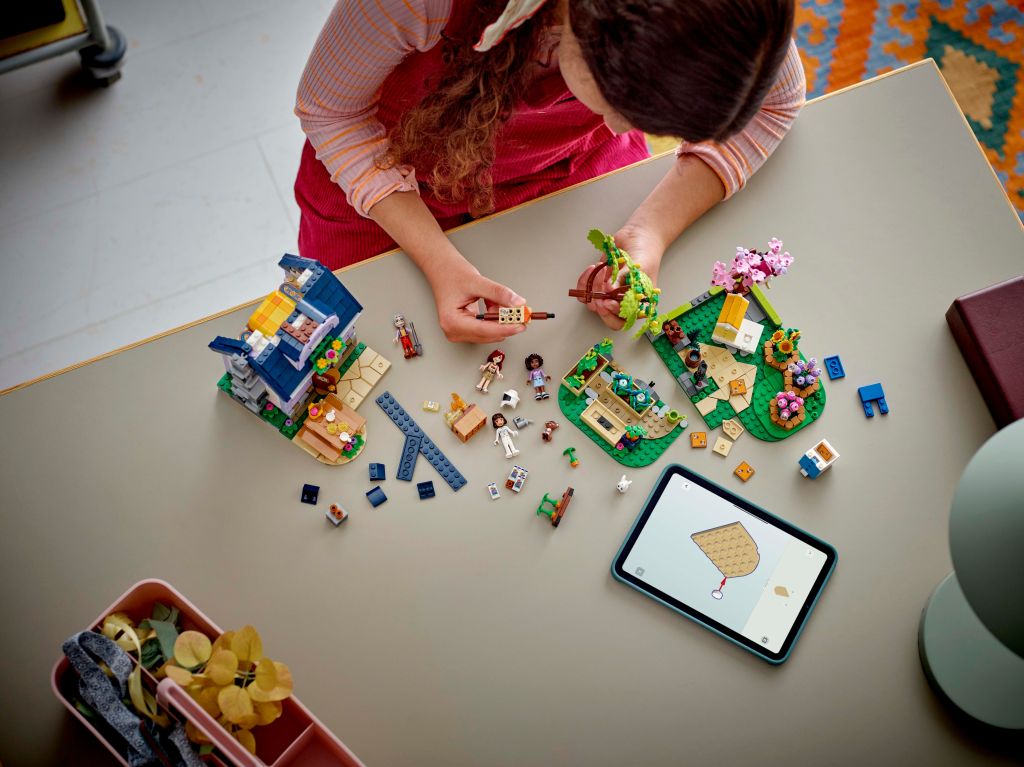 construction LEGO Friends 42669 : La Maison des Apiculteurs et le Jardin Fleuri