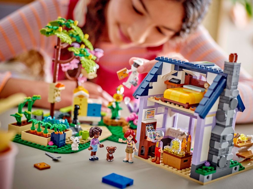 détails LEGO Friends 42669 : La Maison des Apiculteurs et le Jardin Fleuri
