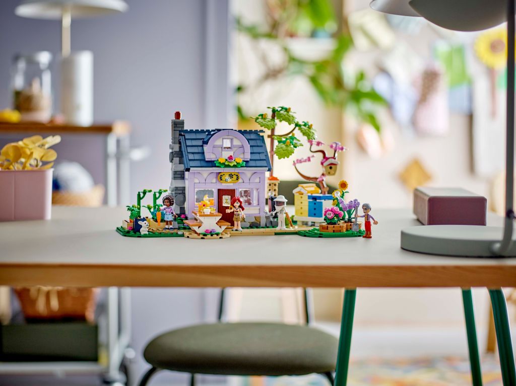 décoration LEGO Friends 42669 : La Maison des Apiculteurs et le Jardin Fleuri