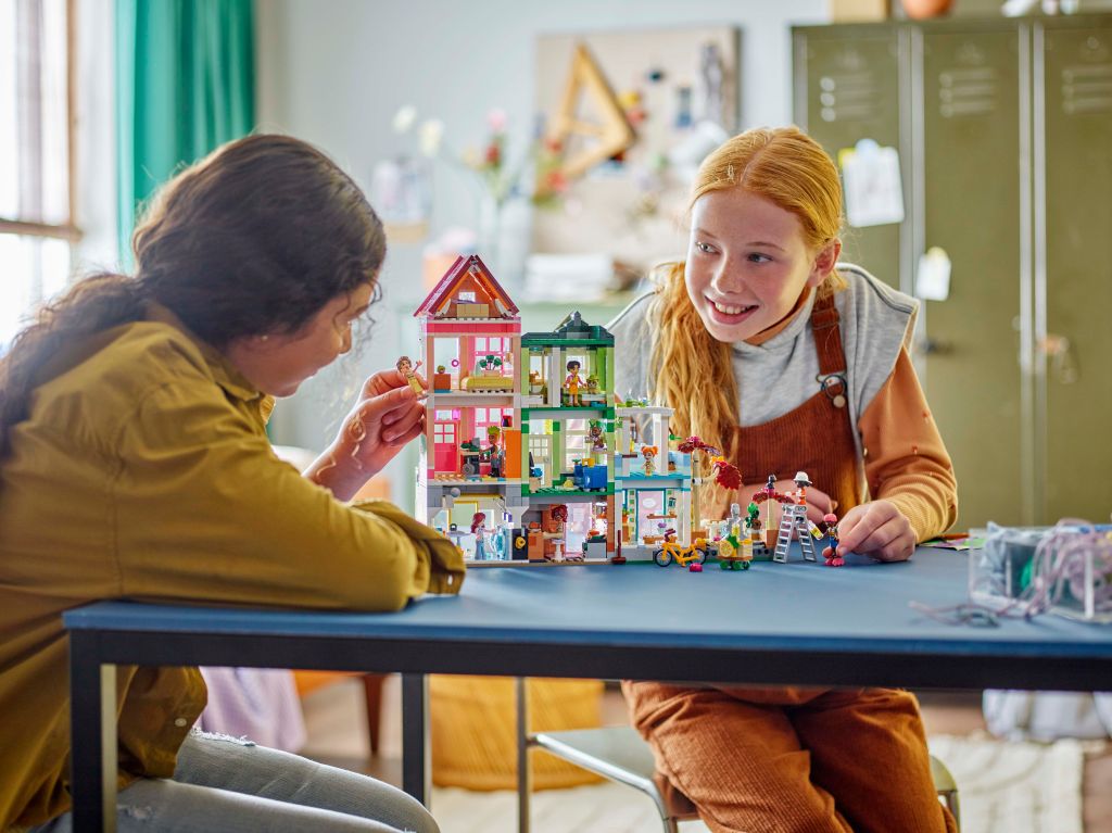 LEGO Friends 42670 : Les Appartements et Boutiques de Heartlake City