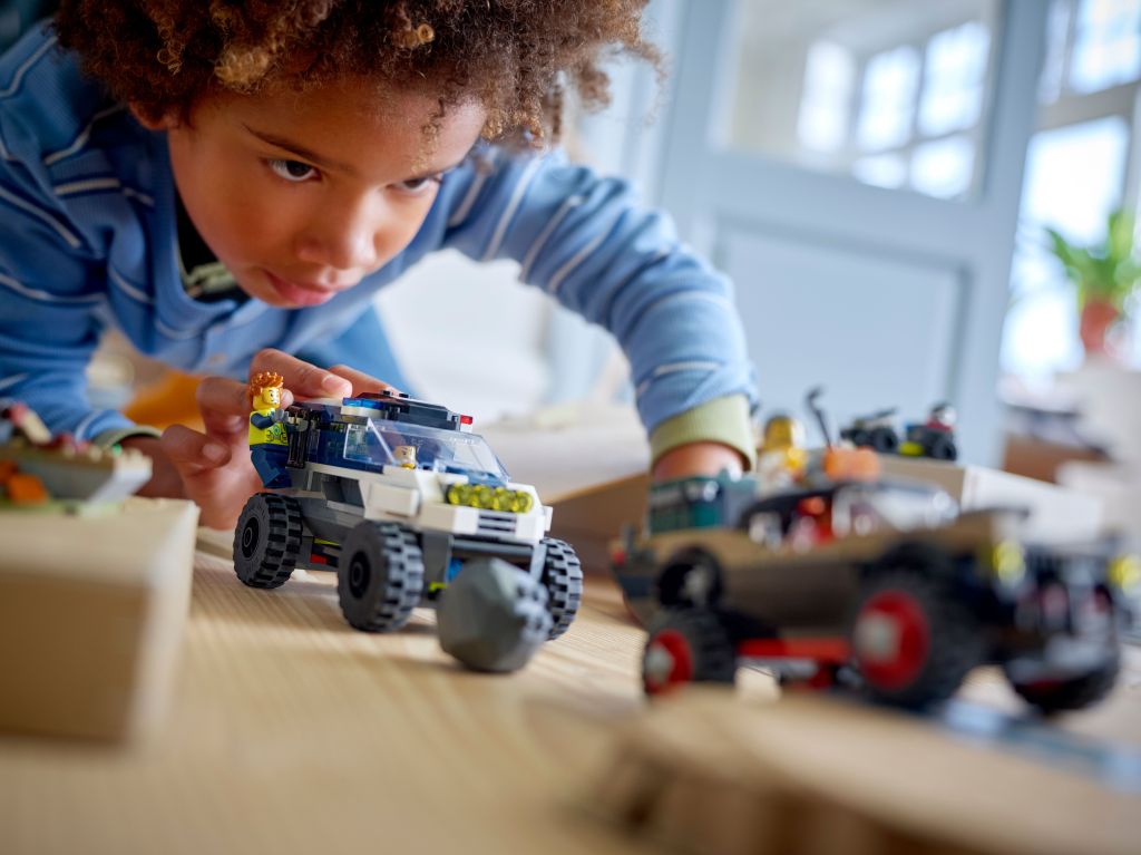 détails LEGO City 60449 : La course-poursuite de la voiture de police tout-terrain