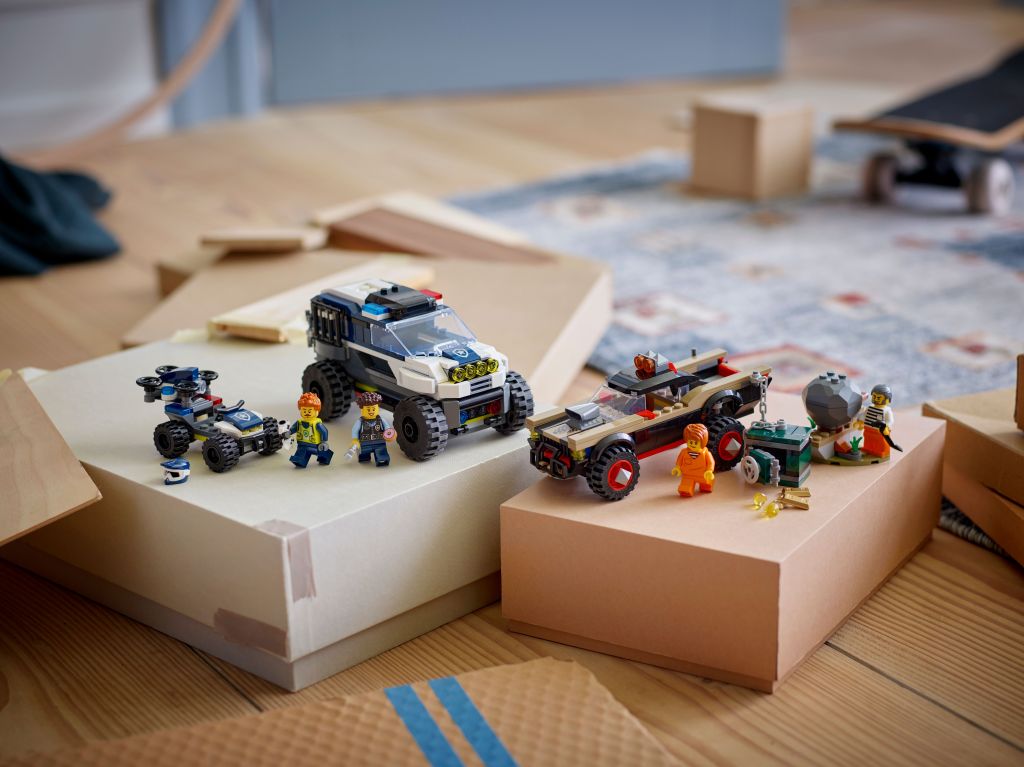 détails LEGO City 60449 : La course-poursuite de la voiture de police tout-terrain