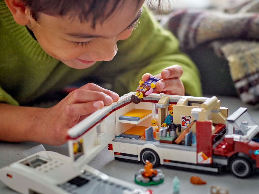 détails LEGO City 60454 : Le Camping-Car d’Aventures