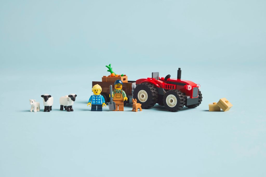 détails LEGO City 60461 : Le tracteur agricole rouge avec remorque et moutons