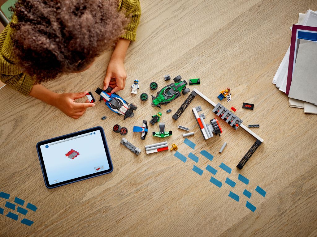 construction LEGO City 60474 : Grille de départ de F1® avec voitures VCARB et Sauber