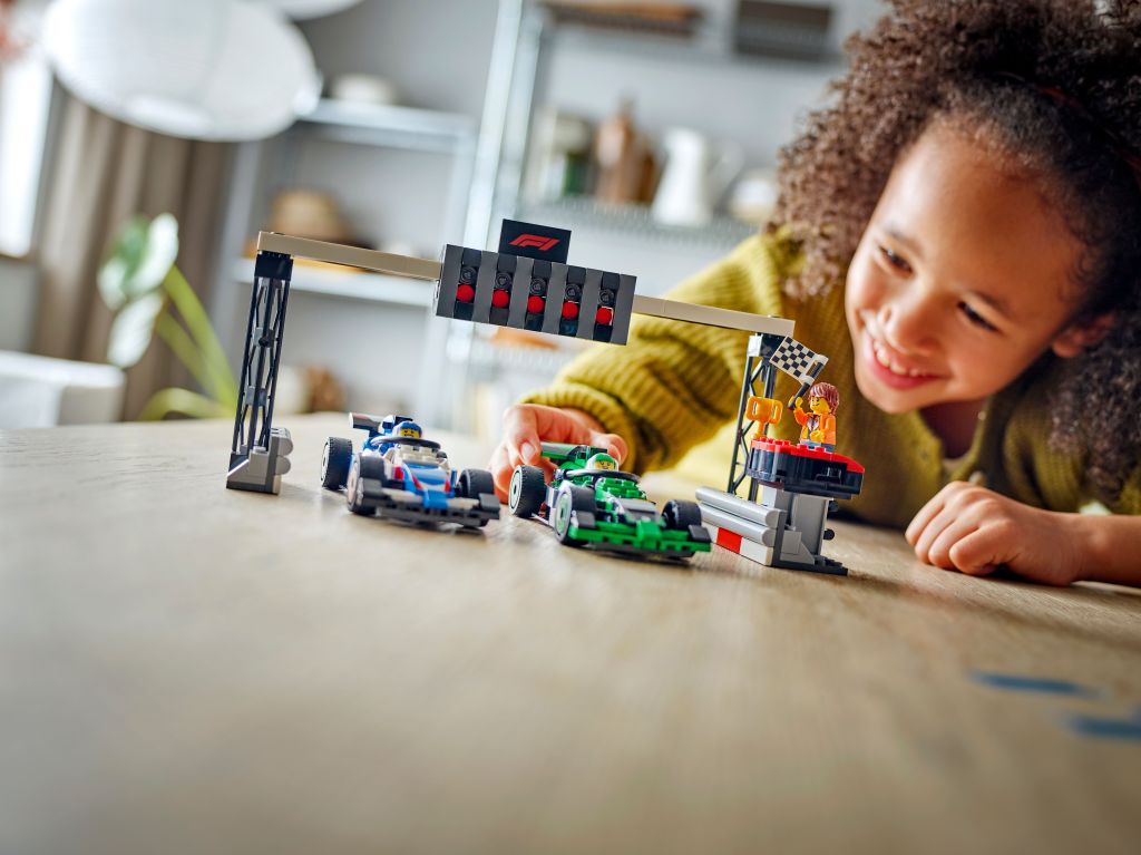 détails LEGO City 60474 : Grille de départ de F1® avec voitures VCARB et Sauber