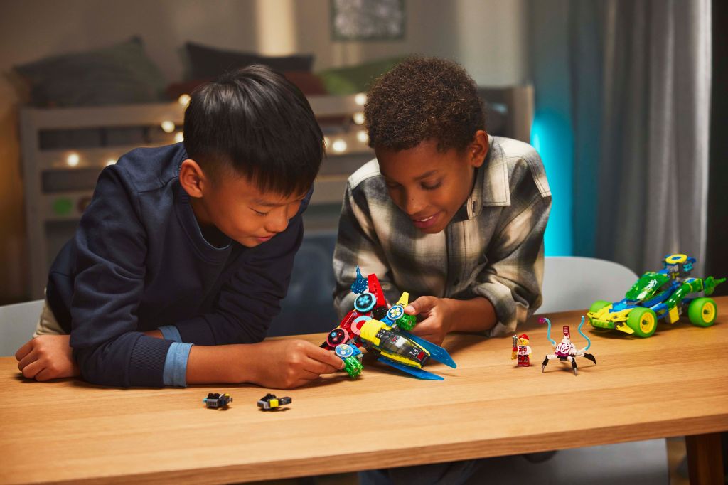 détails LEGO DREAMZzz 71489 : L’Avion-Manette de jeu de Cooper