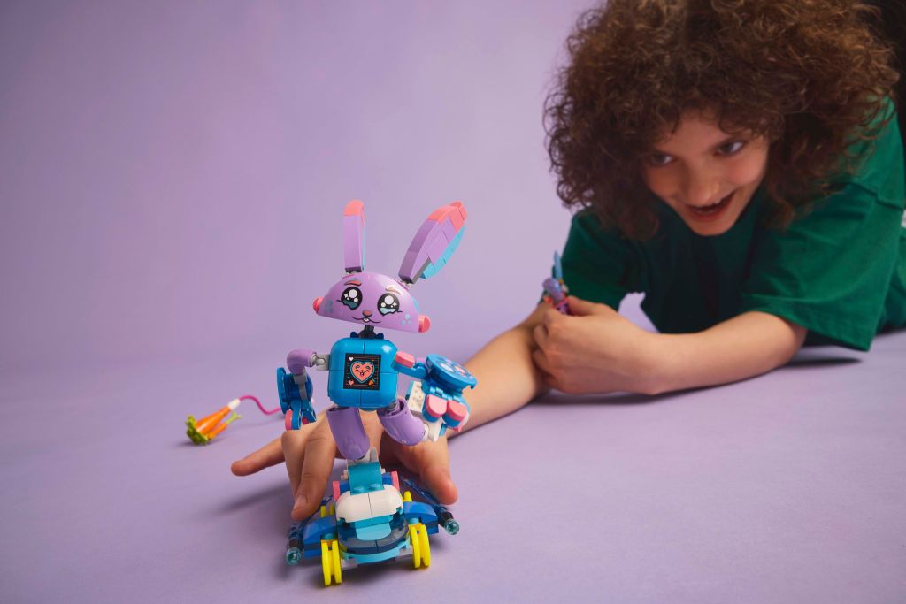 détails LEGO DREAMZzz 71490 : Izzie et Bunchurro le lapin gamer