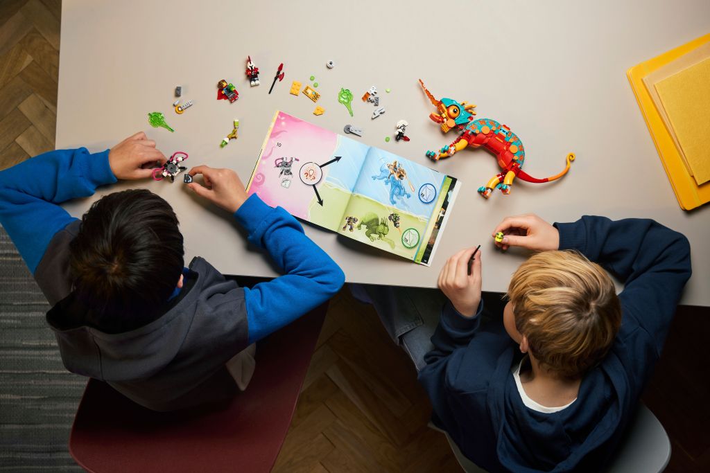 construction LEGO DREAMZzz 71492 : Le caméléon cracheur de feu de Mateo