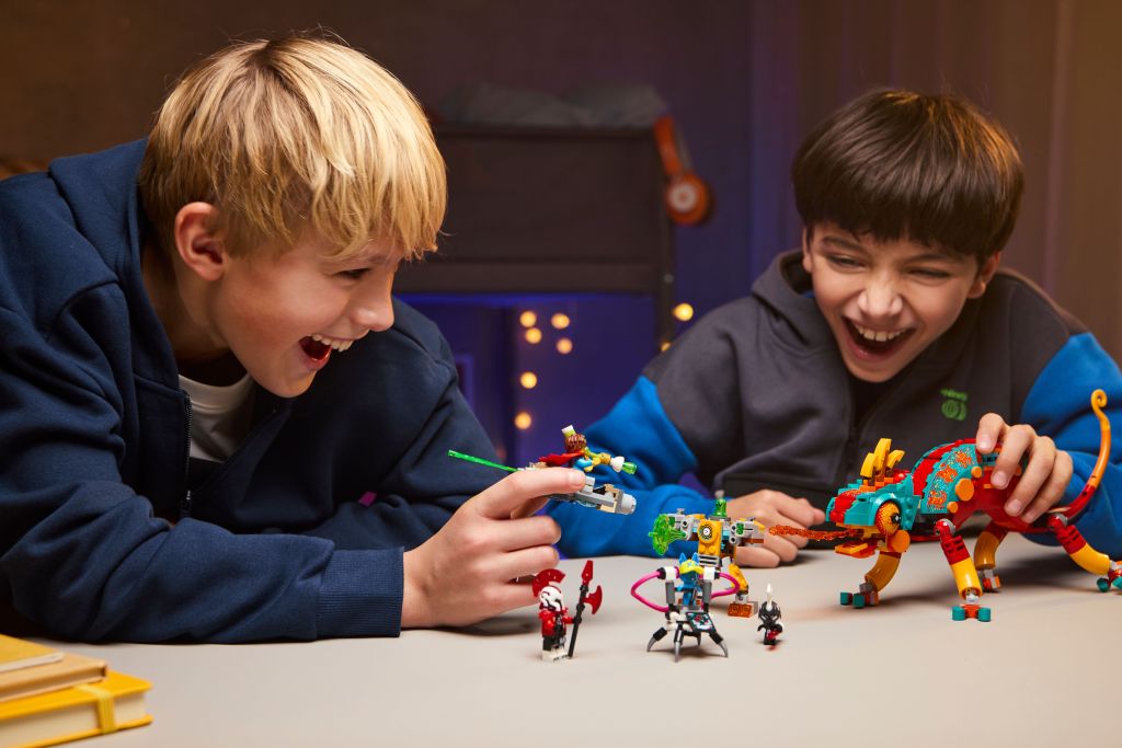 détails LEGO DREAMZzz 71492 : Le caméléon cracheur de feu de Mateo