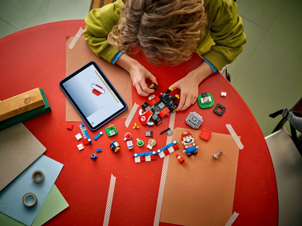 construction LEGO Mario Kart 72043 : Mario Interactif et Kart Standard
