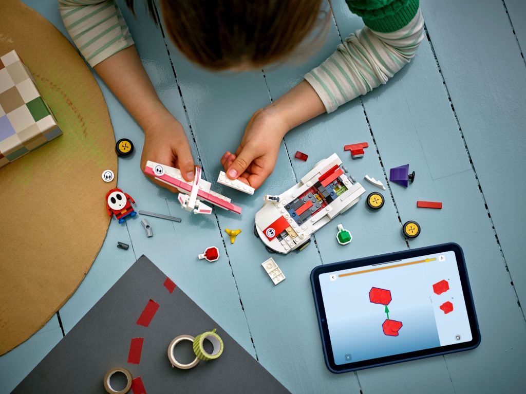 construction LEGO Super Mario 72045 : Mario Kart – Maskass et Magikart