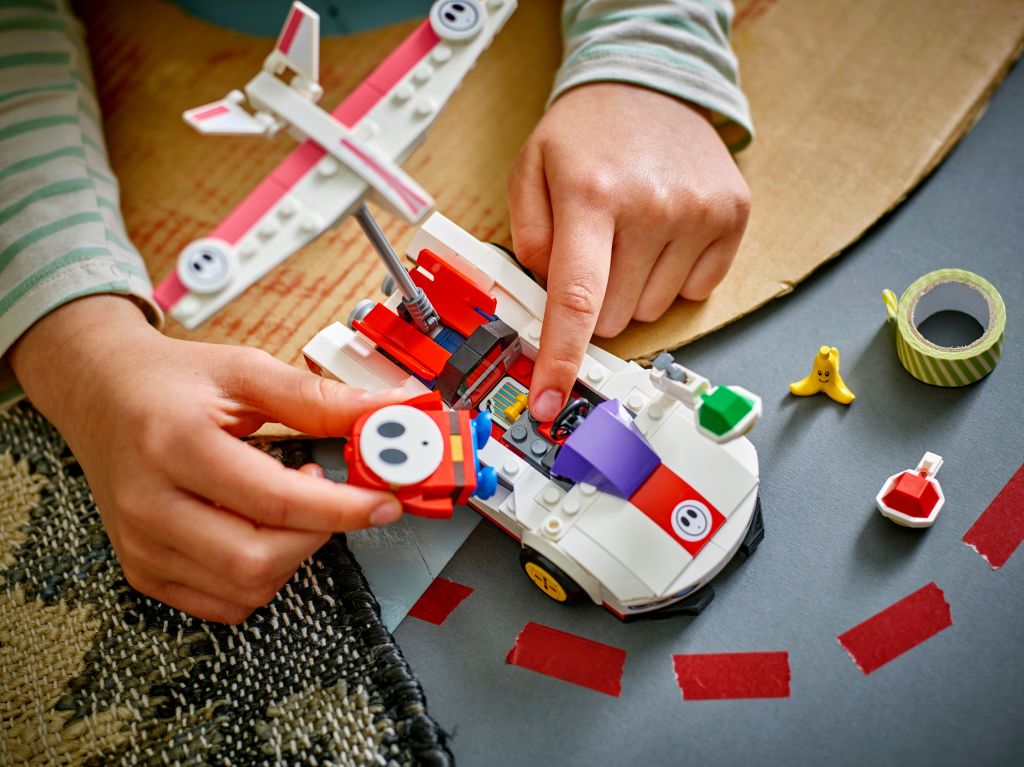 détails LEGO Super Mario 72045 : Mario Kart – Maskass et Magikart