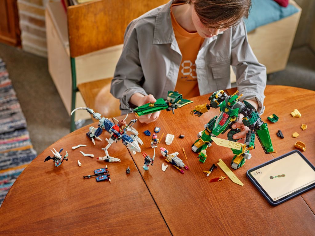 construction LEGO NINJAGO 71845 L’avion-robot de Lloyd