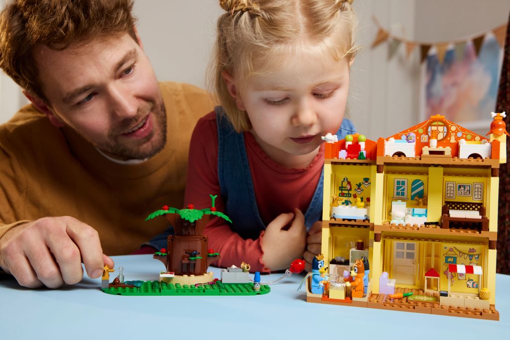 détails LEGO Bluey 11203 La maison de famille de Bluey