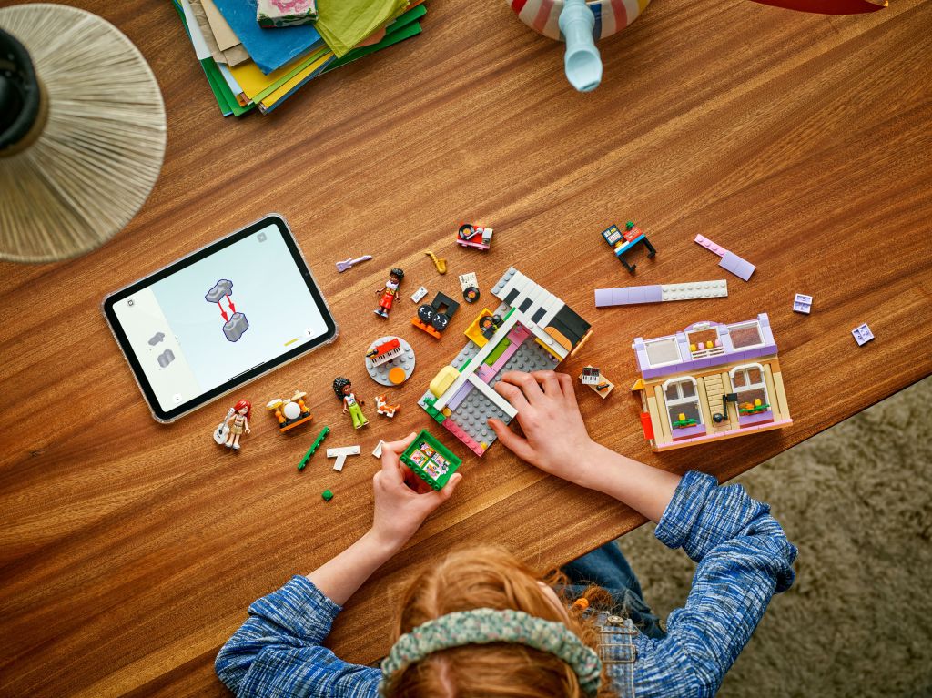 construction LEGO Friends 42653 : Le magasin de musique et l’appartement