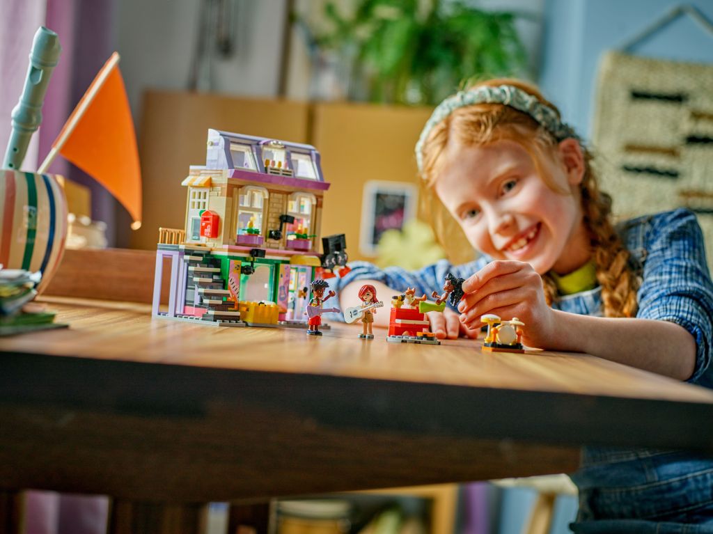LEGO Friends 42653 : Le magasin de musique et l’appartement