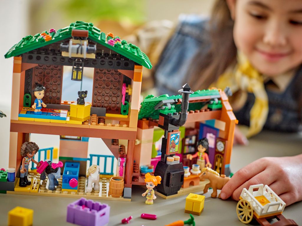 détails LEGO Friends 42654 : Le ranch et les écuries des poneys