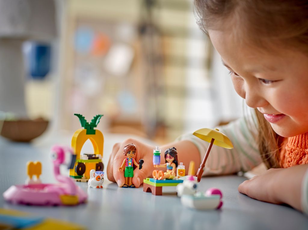 détails LEGO Friends 42658 : Fête dans la piscine avec les bouées licorne et flamant rose