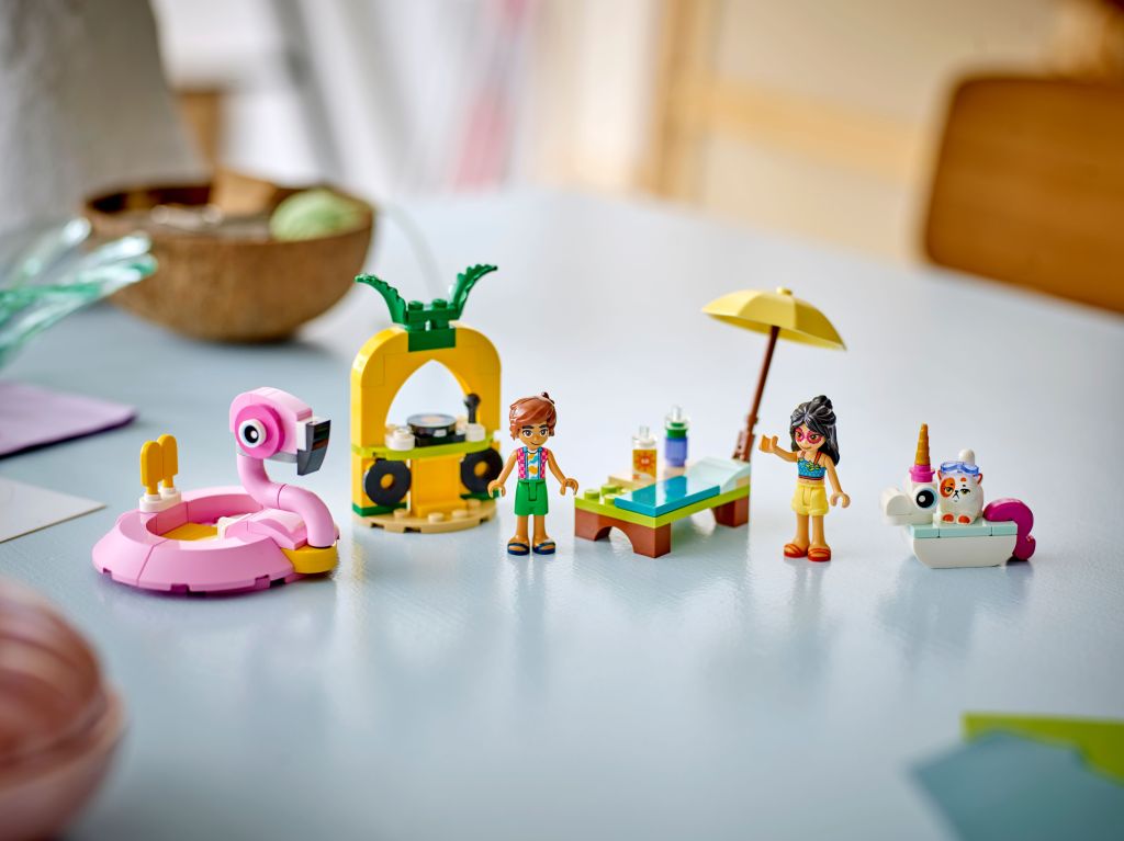 personnages LEGO Friends 42658 : Fête dans la piscine avec les bouées licorne et flamant rose