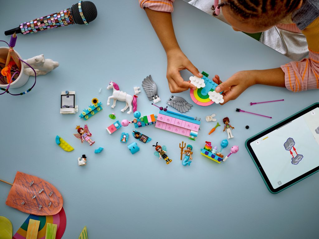 construction LEGO Friends 42661 : Soirée déguisée avec une licorne et une fée