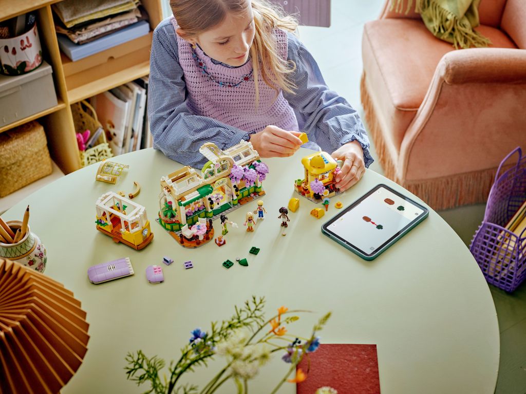 construction LEGO Friends 42671 : Café des plantes et kiosque à fleurs