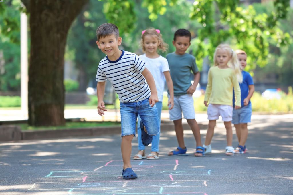 jeu de la marelle enfant
