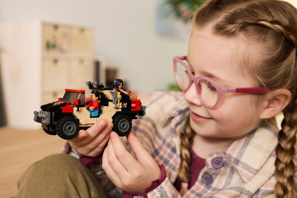 détails LEGO Jurassic World 76972 : Le vélociraptor et l’évasion en 4x4