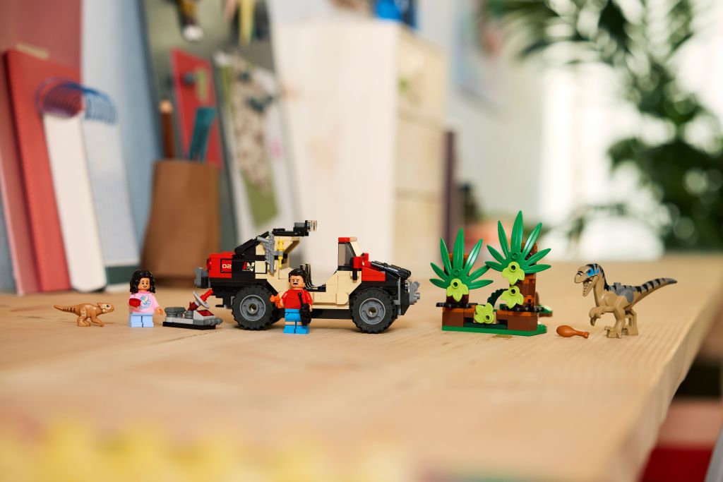 décoration LEGO Jurassic World 76972 : Le vélociraptor et l’évasion en 4x4