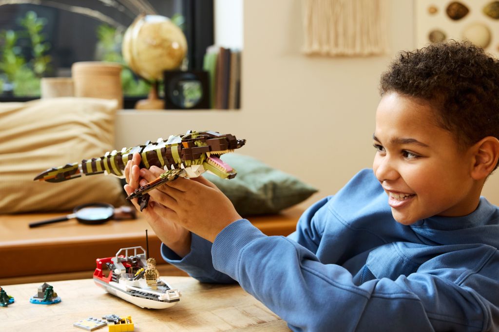 détails LEGO Jurassic World 76974 : Le bateau en mission et le mosasaure en briques