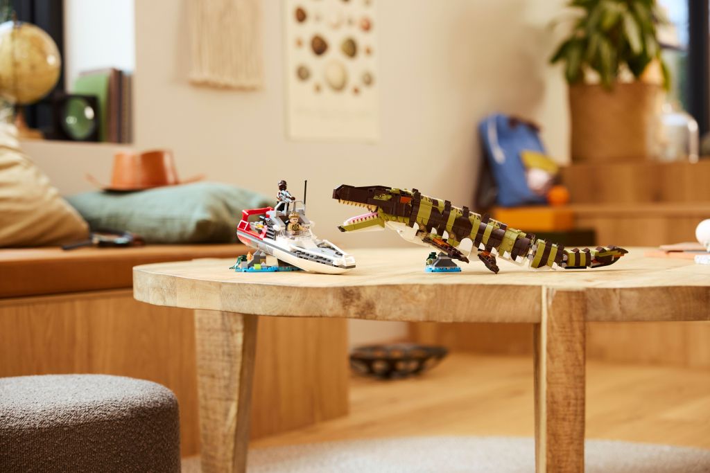 décoration LEGO Jurassic World 76974 : Le bateau en mission et le mosasaure en briques
