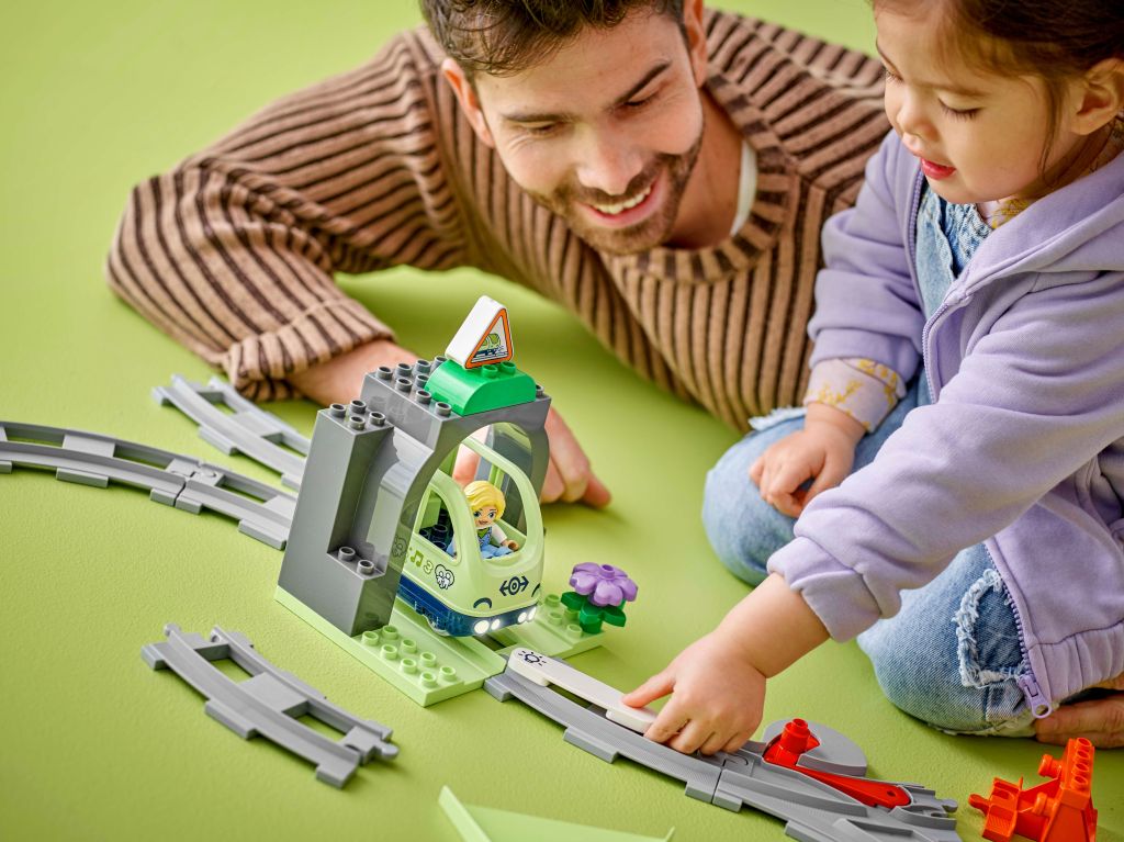 détails LEGO DUPLO Town 10425 Les rails et le tunnel du train