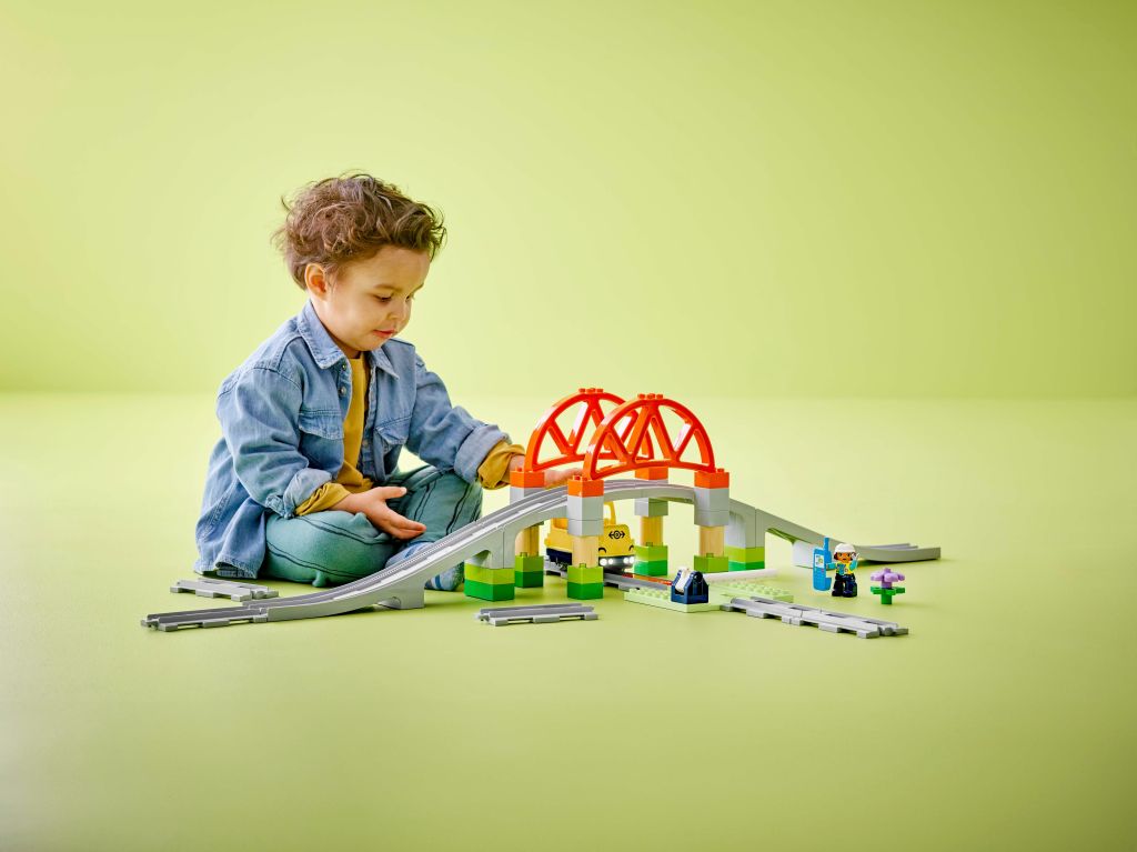 LEGO DUPLO Town 10426 Les rails et le pont du train