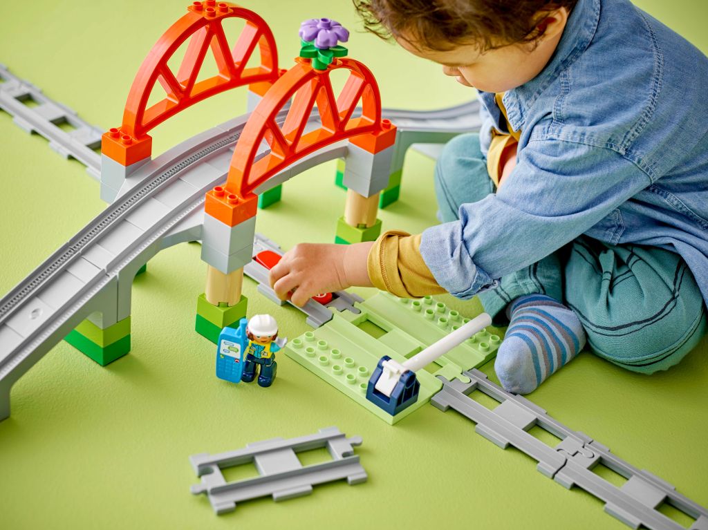 détails LEGO DUPLO Town 10426 Les rails et le pont du train