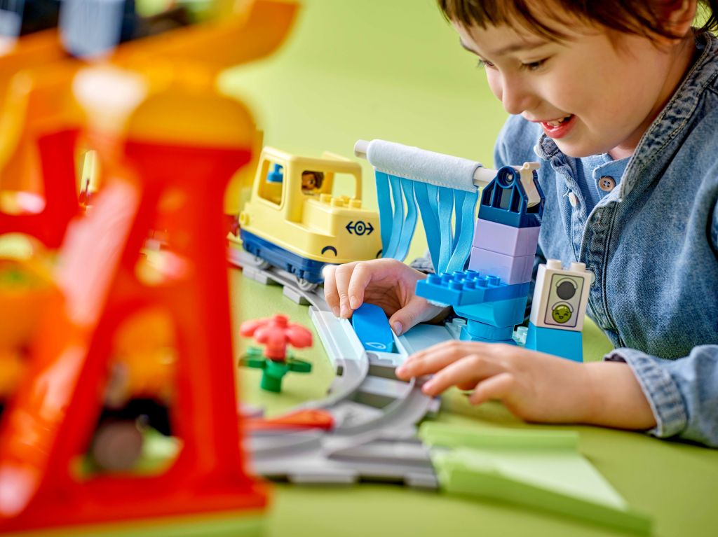 détails LEGO DUPLO Town 10428 Le grand train communautaire interactif