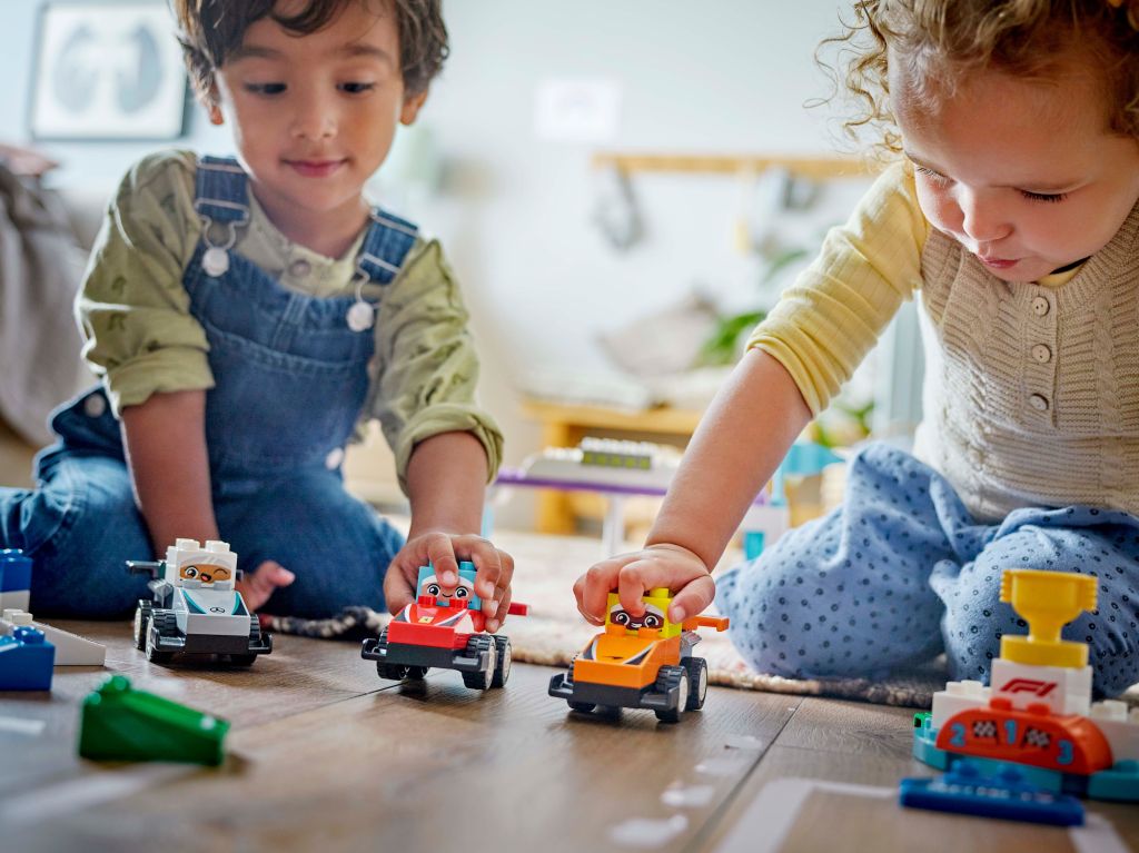 détails LEGO DUPLO Town 10445 Voitures de course et pilotes d’une écurie de F1