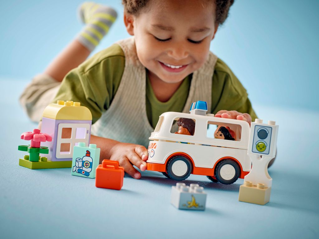 détails LEGO DUPLO Town 10447 L’ambulance et le chauffeur