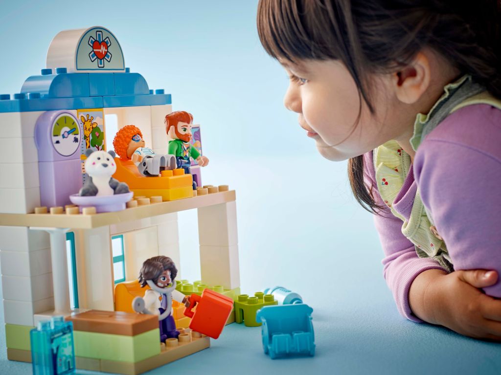 détails LEGO DUPLO Town 10449 Première visite chez le médecin