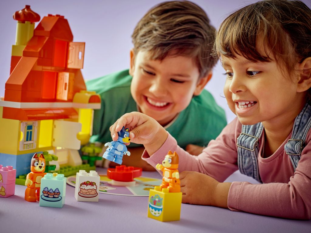 détails LEGO DUPLO Bluey 10459 La maison de famille de Bluey et le jeu de mémoire