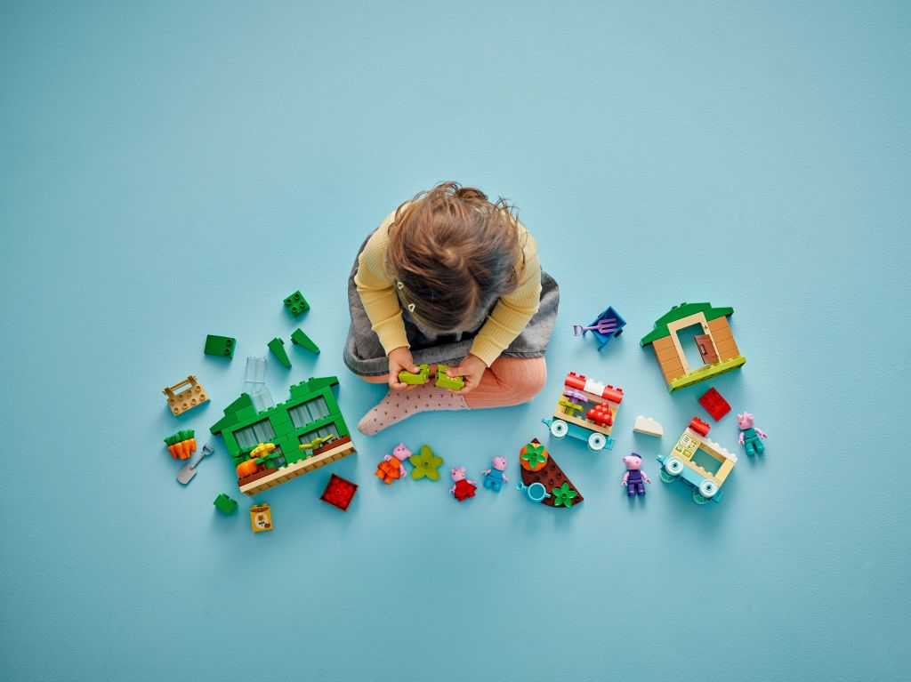 construction LEGO DUPLO Peppa Pig 10461 Le jardin de Papy Pig et la serre