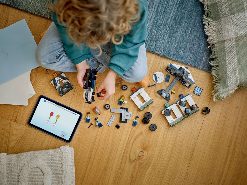 construction LEGO City 60457 : Le garage de personnalisation des voitures de police