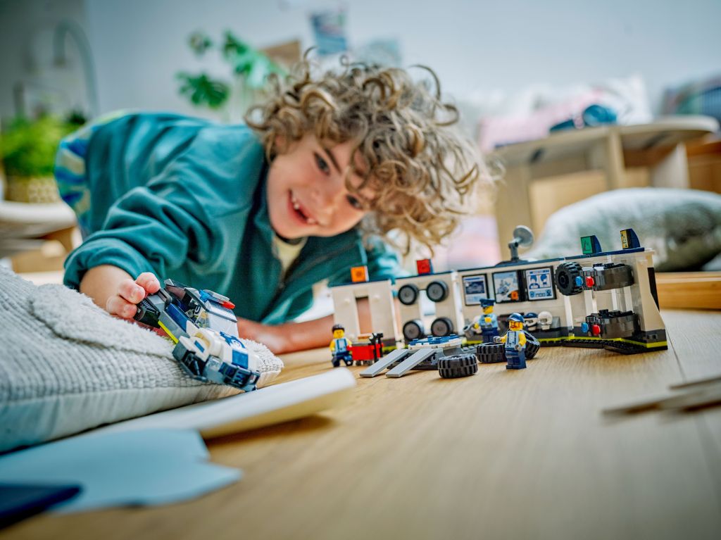 LEGO City 60457 : Le garage de personnalisation des voitures de police