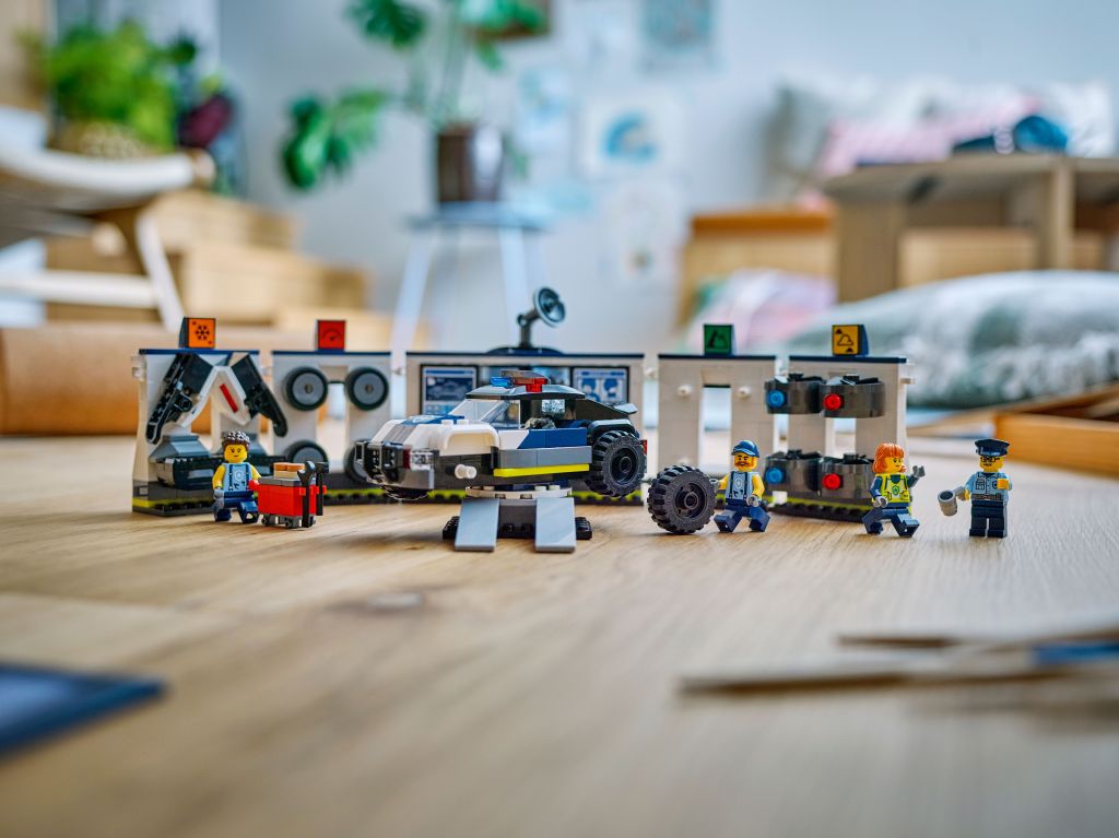 personnages LEGO City 60457 : Le garage de personnalisation des voitures de police