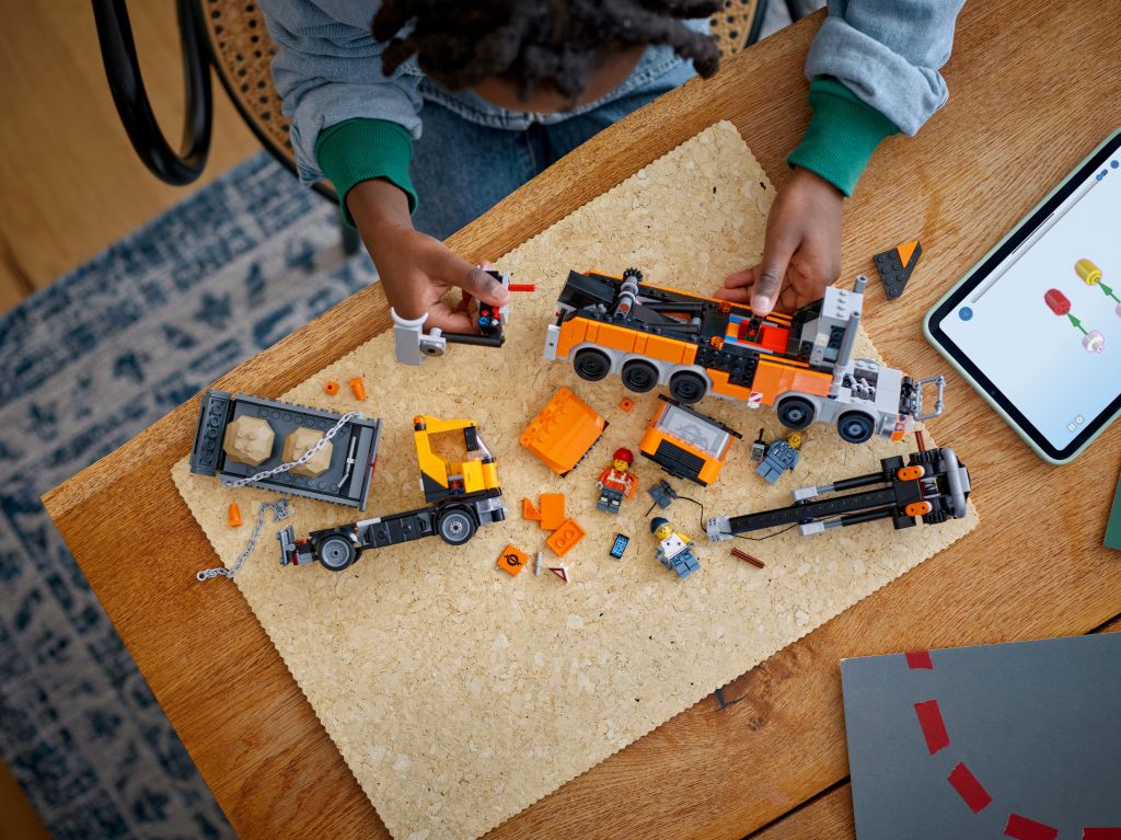 construction LEGO City 60467 : Le remorqueur avec grue pour poids lourd