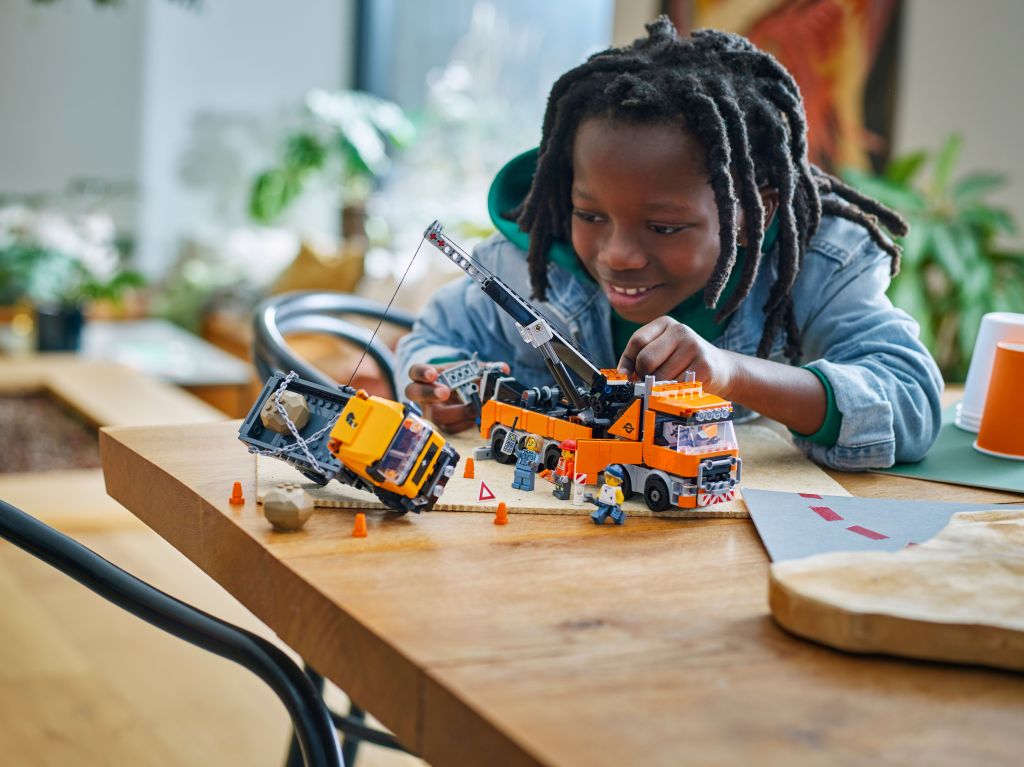 LEGO City 60467 : Le remorqueur avec grue pour poids lourd