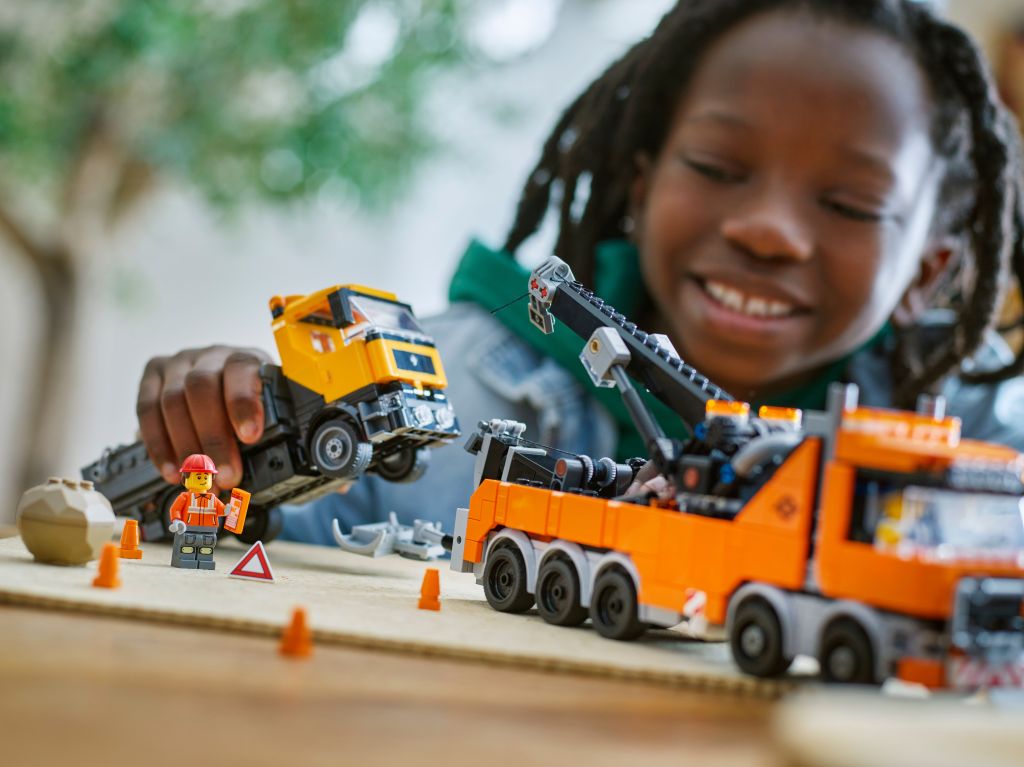 détails LEGO City 60467 : Le remorqueur avec grue pour poids lourd