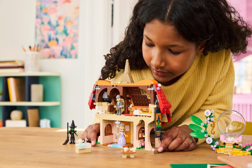 détails LEGO Wicked 75690 Glinda et Elphaba au Pays des Munchkins